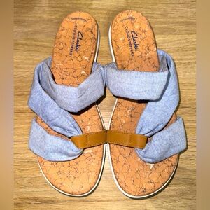 Pre Owned! Clarks Eliza Skip Womans Slide Sandal. Size 9.5.